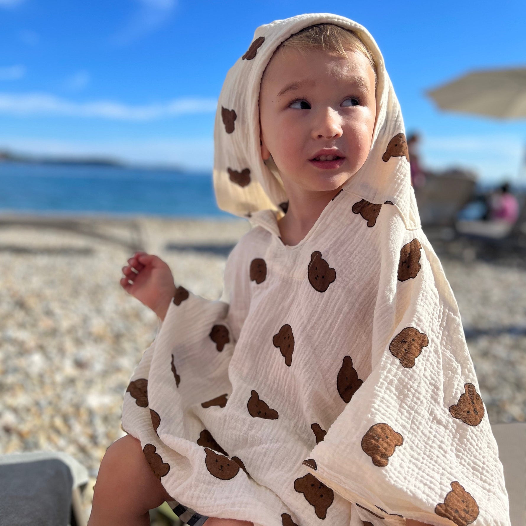 Baby Natur muslin poncho with bear print for babies and kids. Cream with brown bears.